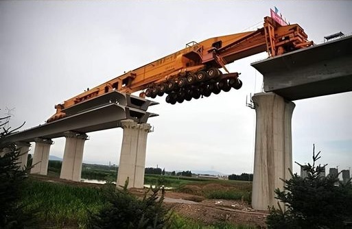 masinarie de constructii pe pod